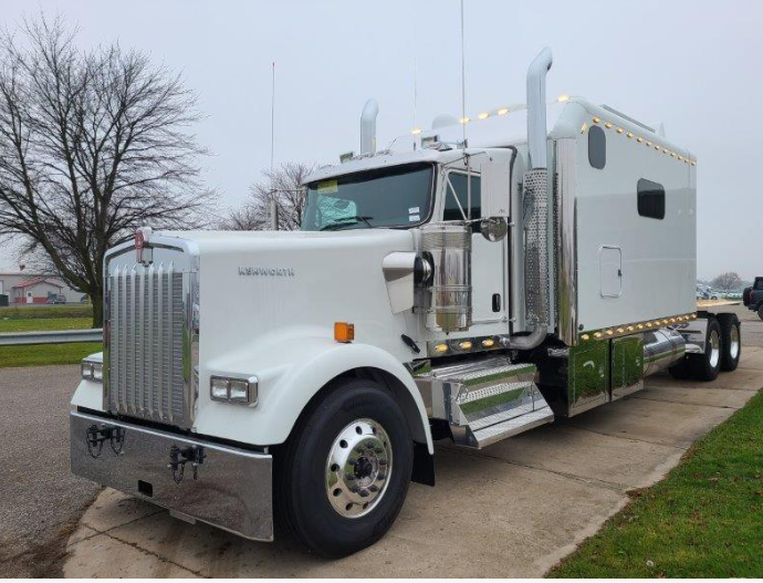 2025 Kenworth W900